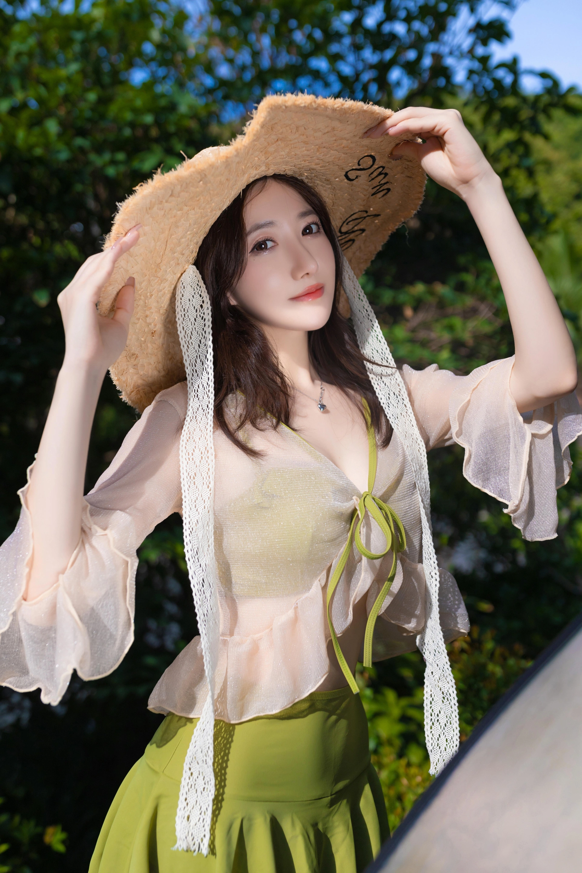 0077 秀人名模鱼子酱Fish山青涩写真 1